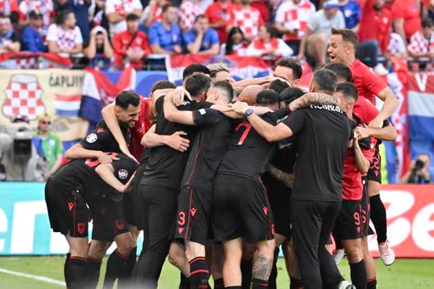 GER, Euro 2024, Group B, Kroatien (HRV) vs Albanien (ALB) 19.06.2024, Volksparkstadion, GER, Euro 2024, Group B, Kroatien (HRV) vs Albanien (ALB) im Bild Klaus Gjasula (ALB 08) schiesst das Tor zum 2-2 fuer Albanien vorbei an Torhueter Dominik Livakovic(HRV 01) und jubelt mit der Mannschaft