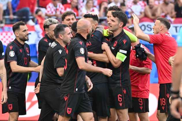 GER, Euro 2024, Group B, Kroatien (HRV) vs Albanien (ALB) 19.06.2024, Volksparkstadion, GER, Euro 2024, Group B, Kroatien (HRV) vs Albanien (ALB) im Bild Klaus Gjasula (ALB 08) schiesst das Tor zum 2-2 fuer Albanien vorbei an Torhueter Dominik Livakovic(HRV 01) und jubelt mit der Mannschaft