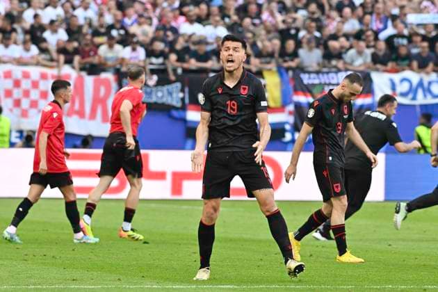GER, Euro 2024, Group B, Kroatien (HRV) vs Albanien (ALB) 19.06.2024, Volksparkstadion, GER, Euro 2024, Group B, Kroatien (HRV) vs Albanien (ALB) im Bild Klaus Gjasula (ALB 08) schiesst das Tor zum 2-2 fuer Albanien vorbei an Torhueter Dominik Livakovic(HRV 01) und jubelt mit der Mannschaft