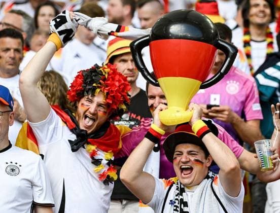 Sport Themen der Woche KW25 Sport Bilder des Tages 19.06.2024, xpsx, UEFA EURO, EM, Europameisterschaft,Fussball 2024 Vorrunde, Deutschland - Ungarn v.l. Fans Zuschauer Deutschland (DFL DFB REGULATIONS PROHIBIT ANY USE OF PHOTOGRAPHS as IMAGE SEQUENCES and or QUASI-VIDEO) emspor Stuttgart *** 19 06 2024, xpsx, UEFA Euro 2024 preliminary round, Germany Hungary v l fans spectators Germany DFL DFB REGULATIONS PROHIBIT ANY USE OF PHOTOGRAPHS as IMAGE SEQUENCES and or QUASI VIDEO emspor Stuttgart
