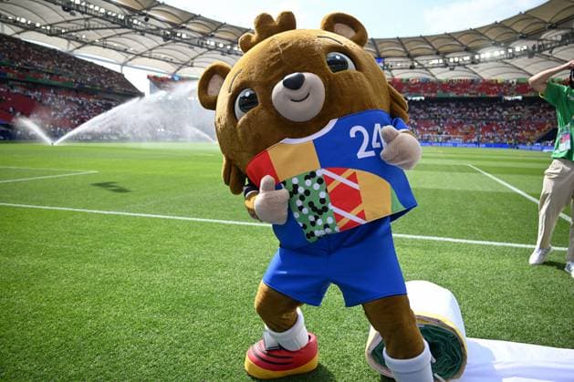 19.06.2024, xsltx, Fussball EM 2024, Deutschland - Ungarn emspor, v.l. Maskottchen Albärt, Albaert, Symbolfoto, Symbolbild, Symbol (DFL DFB REGULATIONS PROHIBIT ANY USE OF PHOTOGRAPHS as IMAGE SEQUENCES and or QUASI-VIDEO) Stuttgart