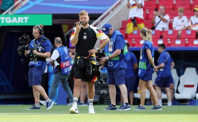 Niclas Füllkrug telefoniert Einzelbild Freisteller Aktion Fußball Fussball Europameisterschaft Euro 2024 EM Herren Saison 2023 2024 19.06.2024 Deutschland GER vs. Ungarn HUN in Stuttgart DFL regulations prohibit any use of photographs as image sequences and or quasi-video.