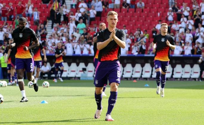 Joshua Kimmich, Spieler kommen zur Erwärmung Fußball Fussball Europameisterschaft Euro 2024 EM Herren Saison 2023 2024 19.06.2024 Deutschland GER vs. Ungarn HUN in Stuttgart DFL regulations prohibit any use of photographs as image sequences and or quasi-video.