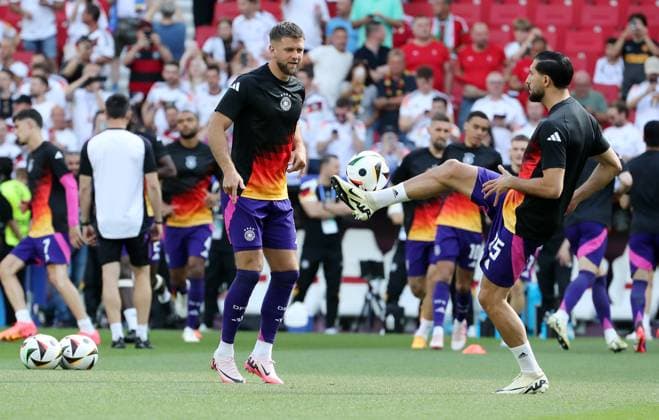 Niclas Füllkrug, Emre Can, Spieler kommen zur Erwärmung Fußball Fussball Europameisterschaft Euro 2024 EM Herren Saison 2023 2024 19.06.2024 Deutschland GER vs. Ungarn HUN in Stuttgart DFL regulations prohibit any use of photographs as image sequences and or quasi-video.