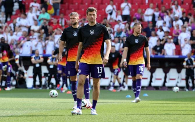 Niclas Füllkrug, Thomas Müller, Waldemar Anton, Spieler kommen zur Erwärmung Fußball Fussball Europameisterschaft Euro 2024 EM Herren Saison 2023 2024 19.06.2024 Deutschland GER vs. Ungarn HUN in Stuttgart DFL regulations prohibit any use of photographs as image sequences and or quasi-video.