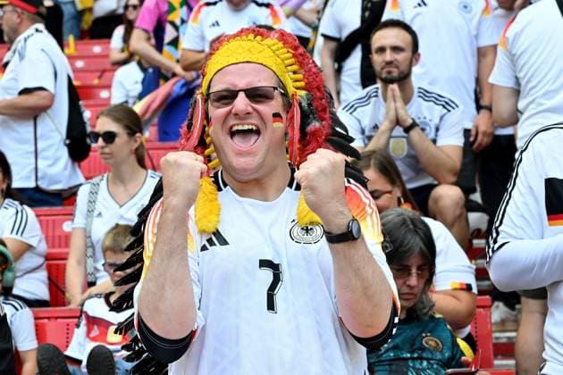 19.06.2024, xjrdrx, Fussball EM 2024, Deutschland - Ungarn emspor, v.l. Emotionen, Fans, Stimmung, Fahnen, Logo, Deutschlandfahne, schwarz rot gold, (DFL DFB REGULATIONS PROHIBIT ANY USE OF PHOTOGRAPHS as IMAGE SEQUENCES and or QUASI-VIDEO) Stuttgart