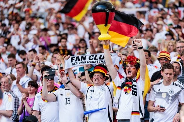 UEFA EURO 2024: Deutschland - Ungarn; 19.06.2024 Fans der deutschen Nationalmannschaft begrüßen die Mannschaft auf dem Platz UEFA EURO 2024: Deutschland - Ungarn; Stuttgart Arena, Stuttgart am 19.06.2024 Copyright: xBEAUTIFULxSPORTS Wunderlx