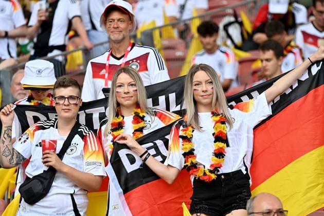19.06.2024, xjrdrx, Fussball EM 2024, Deutschland - Ungarn emspor, v.l. Emotionen, Fans, Stimmung, Fahnen, Logo, Deutschlandfahne, schwarz rot gold, (DFL DFB REGULATIONS PROHIBIT ANY USE OF PHOTOGRAPHS as IMAGE SEQUENCES and or QUASI-VIDEO) Stuttgart