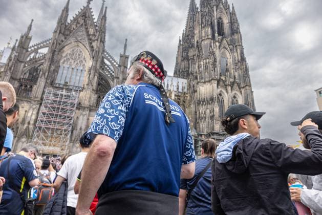 EM24 Fan in Köln, Schottland vs Schweiz. Deutschland, Köln am 19.06.2024: Schottischer Fussball Fans vorm kölner Dom.