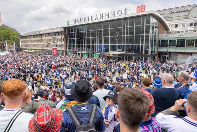 EM24 Fan in Köln, Schottland vs Schweiz. Deutschland, Köln am 19.06.2024: Viele schottische Fussball Fans haben sich auf der Treppe der kölner Hauptbahnhof.