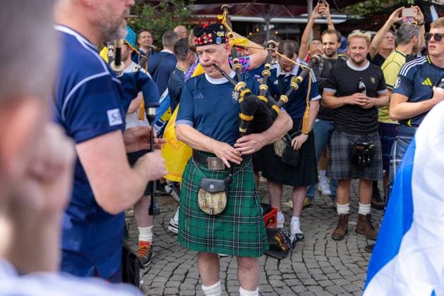 EM24 Fan in Köln, Schottland vs Schweiz. Deutschland, Köln am 19.06.2024: Schottische Fans sorgen mit Dudelsack Musik für eine gute Stimmung. Viele schottische Fussball haben vorm Spiel in der kölner Innenstadt gefeiert.