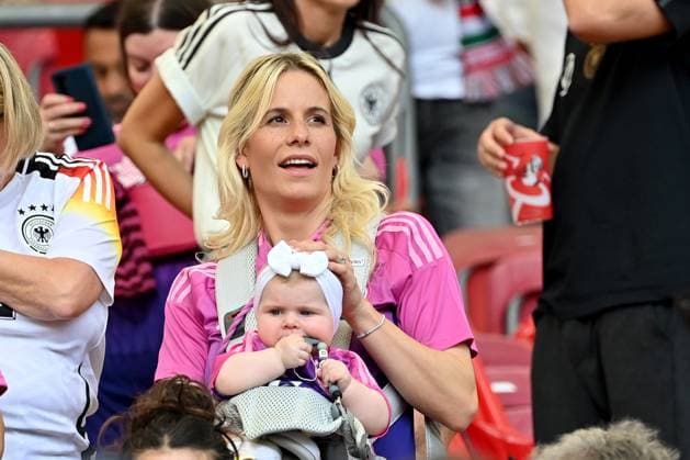 19.06.2024, xjrdrx, Fussball EM 2024, Deutschland - Ungarn emspor, v.l. Sina Groß Frau von Pascal Groß Gross (Deutsche Fussball Nationalmannschaft DFB) mit Kind (DFL DFB REGULATIONS PROHIBIT ANY USE OF PHOTOGRAPHS as IMAGE SEQUENCES and or QUASI-VIDEO) Stuttgart