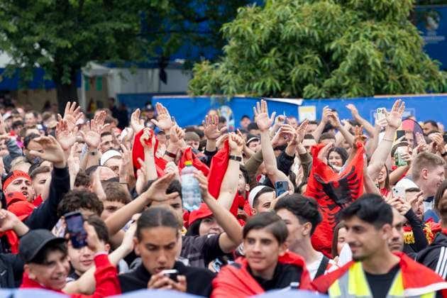 Fanzone Fanmeile Frankfurt am Main, 19.06.2024 Albanische Fans singen und jubeln und feiern, Fanzone Fanmeile Frankfurt, Frankfurt am Main, Fanzone Fanmeile, 19.6.2024 Copyright: xBEAUTIFULxSPORTS Gawlikx