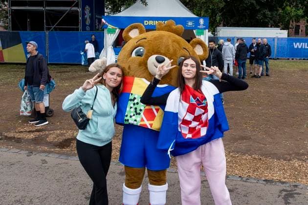 Fanzone Fanmeile Frankfurt am Main, 19.06.2024 Maskottchen Albärt mit Fans, Zuschauern, Fans, Fanzone Fanmeile Frankfurt, Frankfurt am Main, Fanzone Fanmeile, 19.6.2024 Copyright: xBEAUTIFULxSPORTS Gawlikx