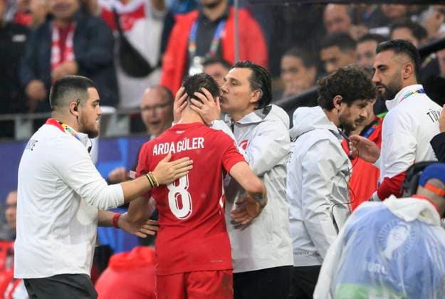 Auswechslung ARDA Gueler (Güler)(TUR) bekommt von Trainer Vincenzo MONTELLA (TUR) einen Kuss, Vorrunde 1. Spieltag, Gruppe F, Match M11, Tuerkei (TUR) - Georgien (GEO) 3:1, am 18.06.2024 in Dortmund Deutschland. Fussball Europameisterschaft 2024 vom 14.06. - 14.07.2024 in Deutschland. Â