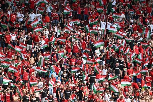 19.06.2024, xsltx, Fussball EM 2024, Deutschland - Ungarn emspor, v.l. Symbolfoto, Symbolbild, Symbol Fans, Zuschauer, Publikum, Tribuene ungarische Fans (DFL DFB REGULATIONS PROHIBIT ANY USE OF PHOTOGRAPHS as IMAGE SEQUENCES and or QUASI-VIDEO) Stuttgart