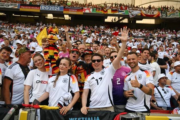 19.06.2024, xsltx, Fussball EM 2024, Deutschland - Ungarn emspor, v.l. Symbolfoto, Symbolbild, Symbol Fans, Zuschauer, Publikum, Tribuene deutsche Fans (DFL DFB REGULATIONS PROHIBIT ANY USE OF PHOTOGRAPHS as IMAGE SEQUENCES and or QUASI-VIDEO) Stuttgart