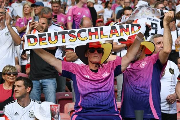 19.06.2024, xsltx, Fussball EM 2024, Deutschland - Ungarn emspor, v.l. Symbolfoto, Symbolbild, Symbol Fans, Zuschauer, Publikum, Tribuene deutsche Fans, pinke Trikots, rosa, pink, Auswärtstrikot (DFL DFB REGULATIONS PROHIBIT ANY USE OF PHOTOGRAPHS as IMAGE SEQUENCES and or QUASI-VIDEO) Stuttgart