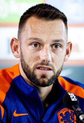 WOLFSBURG - Stefan de Vrij during a media moment of the Dutch national team, Nationalteam in the Volkswagen Arena on June 19, 2024 in Wolfsburg, Germany. The Dutch national team is preparing for the group match at the European Football Championship in Germany against France. ANP KOEN VAN WEEL UEFA EURO, EM, Europameisterschaft,Fussball 2024 Germany 2024 xVIxANPxSportx xxANPxIVx 501500894 originalFilename: 501500894.jpg
