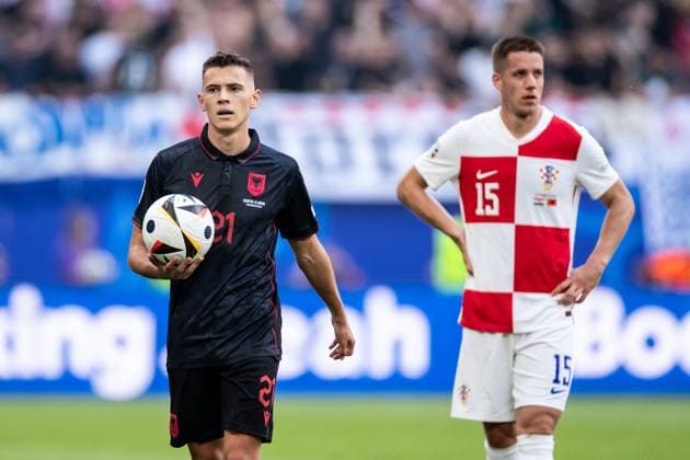 UEFA EURO, EM, Europameisterschaft,Fussball 2024: Albanien - Kroatien; 19.06.2024 Krstijan Aslani (Albania, 21), Mario Pasalic (Kroatien, 15) UEFA EURO 2024: Albanien - Kroatien; Volksparkstadion, Hamburg; 19.06.2024 Copyright: xBEAUTIFULxSPORTS Buriakovx