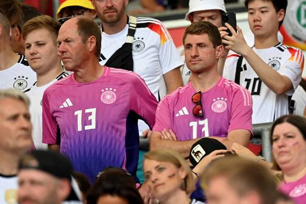 19.06.2024, xjrdrx, Fussball EM 2024, Deutschland - Ungarn emspor, v.l. Gerhard Müller Vater von Thomas Müller (Deutsche Fussball Nationalmannschaft DFB) und Bruder Simon (DFL DFB REGULATIONS PROHIBIT ANY USE OF PHOTOGRAPHS as IMAGE SEQUENCES and or QUASI-VIDEO) Stuttgart