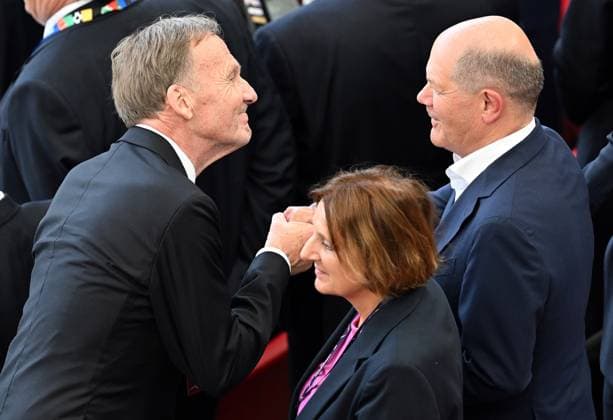 19.06.2024, xjhx, Fussball EM 2024, Deutschland - Ungarn emspor, v.l. Geschaeftsfuehrer Hans-Joachim Watzke (Borussia Dortmund), Bundeskanzler Olaf Scholz (SPD) (UEFA REGULATIONS PROHIBIT ANY USE OF PHOTOGRAPHS as IMAGE SEQUENCES and or QUASI-VIDEO) Stuttgart