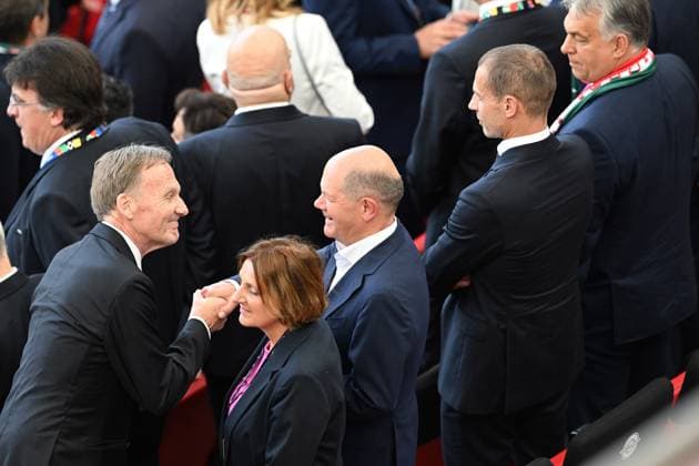 RECORD DATE NOT STATED 19.06.2024, xjhx, Fussball EM 2024, Deutschland - Ungarn emspor, v.l. Geschaeftsfuehrer Hans-Joachim Watzke (Borussia Dortmund), Bundeskanzler Olaf Scholz (SPD) (UEFA REGULATIONS PROHIBIT ANY USE OF PHOTOGRAPHS as IMAGE SEQUENCES and or QUASI-VIDEO) Stuttgart