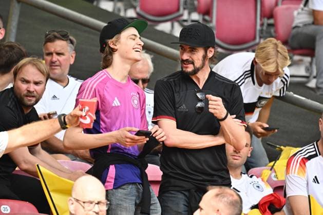19.06.2024, xscotx, Fussball EM 2024, Deutschland - Ungarn, emspor, v.l. Thomas Hayo mit Sohn Stuttgart