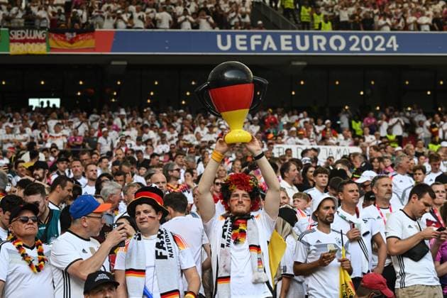 Ein deutscher Fan hält einen Euro-Pokal im Fann Look hoch - Fussball, Herren, Saison 2023 24, Euro 20204 Gruppe A (2. Spieltag) in Stuttgart, Deutschland - Ungarn, v. l. , 19.06. 2024, Copyright: xMatthiasxKochx
