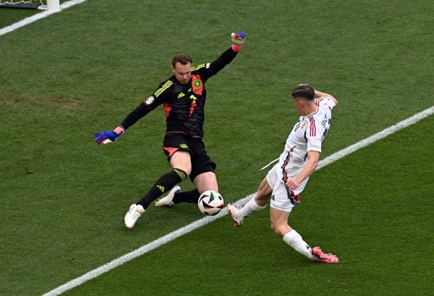 Sport Bilder des Tages RECORD DATE NOT STATED 19.06.2024, xjhx, Fussball EM 2024, Deutschland - Ungarn emspor, v.l. Manuel Neuer (Deutsche Fussball Nationalmannschaft DFB), Roland Sallai (Ungarn) (UEFA REGULATIONS PROHIBIT ANY USE OF PHOTOGRAPHS as IMAGE SEQUENCES and or QUASI-VIDEO) Stuttgart