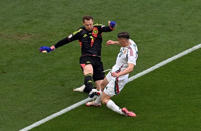 19.06.2024, xjhx, Fussball EM 2024, Deutschland - Ungarn emspor, v.l. Manuel Neuer (Deutsche Fussball Nationalmannschaft DFB), Roland Sallai (Ungarn) (UEFA REGULATIONS PROHIBIT ANY USE OF PHOTOGRAPHS as IMAGE SEQUENCES and or QUASI-VIDEO) Stuttgart