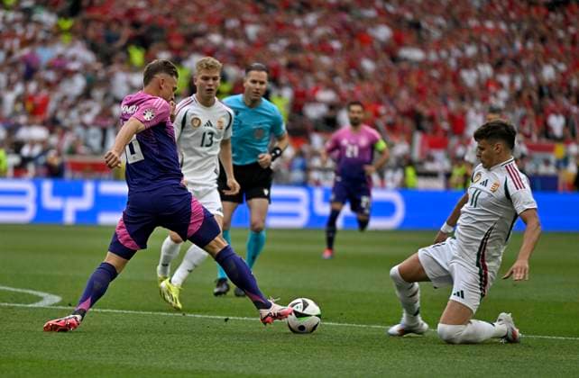 19.06.2024, Fussball UEFA EURO, EM, Europameisterschaft,Fussball 2024, Vorrunde, 2.Spieltag, Deutschland - Ungarn, in der Stuttgart Arena. v.l. Josua Kimmich (Deutschland) gegen Milos Kerkez (Ungarn)
