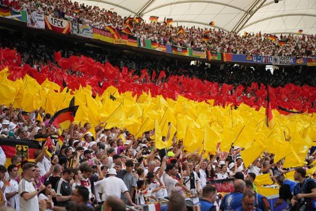 Deutsche Fans feiern - Stuttgart 19.06.2024: Deutschland vs. Ungarn, EURO2024, Gruppe A, M14, EM-Arena Stuttgart