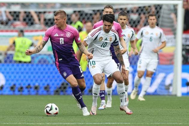 im Zweikampf, Aktion, mit Toni Kross 8 (Deutschland), Dominik Szoboszlai 10 (Ungarn), Deutschland vs. Ungarn, Fussball, UEFA EURO, EM, Europameisterschaft,Fussball 2024, Gruppenphase, 2. Spieltag, 19.06.2024 Stuttgart Baden-Wuerttemberg Deutschland