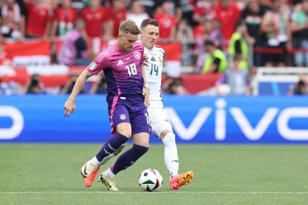 im Zweikampf, Aktion, mit Maximilian Mittelstaedt 18 (Deutschland), Bendeguz Bolla 14 (Ungarn), Deutschland vs. Ungarn, Fussball, UEFA EURO, EM, Europameisterschaft,Fussball 2024, Gruppenphase, 2. Spieltag, 19.06.2024 Stuttgart Baden-Wuerttemberg Deutschland