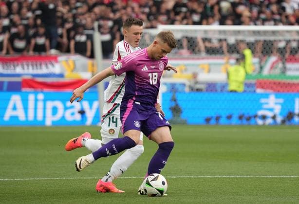 19.06.2024, Stuttgart Arena, Stuttgart, GER, EM UEFA 2024, Group A, Germany vs Hungary, im Bild Maximilian Mittelstädt (Germany), Bendeguz Bolla (Hungary) Defodi-506_20240619_hbr_1595