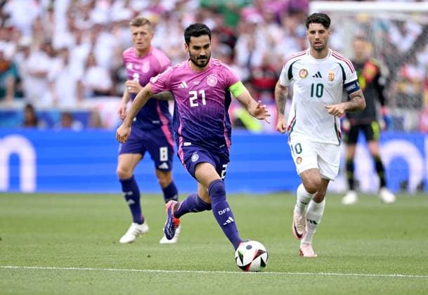 Fussball Euro 2024 Gruppe A 19.06.2024 Deutschland - Ungarn Ilkay Guendogan (li, Deutschland) gegen Dominik Szoboszlai (re, Ungarn)