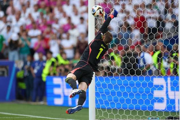 Sport Bilder des Tages Stuttgart, Arena Stuttgart Wednesday, June 19, 2024 UEFA EURO, EM, Europameisterschaft,Fussball 2024 Germany, Group A stage Matchday 2 Group A Germany - Hungary, goalkeeper, Torwart Manuel Neuer (Germany) Glanzparade Copyright: JoaquimxFerreira