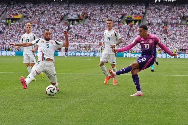 19.06.2024, Fussball UEFA EURO, EM, Europameisterschaft,Fussball 2024, Vorrunde, 2.Spieltag, Deutschland - Ungarn, in der Stuttgart Arena. v.l. Attila Fiola (Ungarn) und Jamal Musiala (Deutschland)