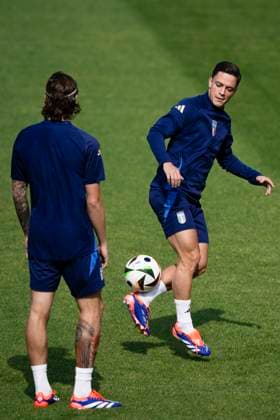 Italy training Giacomo Raspadori (R) and Riccardo Calafiori of Italy in action during Italy training on the eve of the UEFA EURO, EM, Europameisterschaft,Fussball 2024 group stage football match against Spain. Hemberg-Stadion Germany Copyright: xNicolòxCampox
