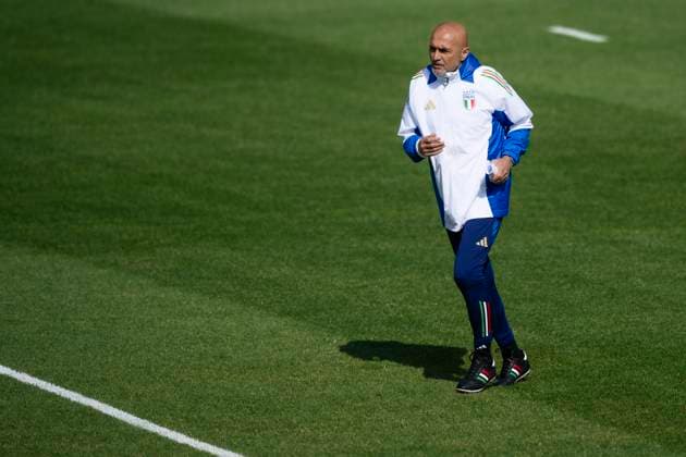 Italy training Luciano Spalletti, head coach of Italy, runs during Italy training on the eve of the UEFA EURO, EM, Europameisterschaft,Fussball 2024 group stage football match against Spain. Hemberg-Stadion Germany Copyright: xNicolòxCampox