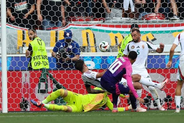 Jamal Musiala 10 (Deutschland) trifft das Tor zum 1:0, Deutschland vs. Ungarn, Fussball, UEFA EURO, EM, Europameisterschaft,Fussball 2024, Gruppenphase, 2. Spieltag, 19.06.2024 Stuttgart Baden-Wuerttemberg Deutschland