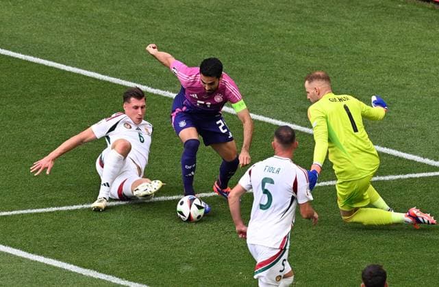 19.06.2024, xjhx, Fussball EM 2024, Deutschland - Ungarn emspor, v.l. Willi Orban (Ungarn), Ilkay Gündogan (Deutsche Fussball Nationalmannschaft DFB), Peter Gulacsi (Ungarn), Attila Fiola (Ungarn) (UEFA REGULATIONS PROHIBIT ANY USE OF PHOTOGRAPHS as IMAGE SEQUENCES and or QUASI-VIDEO) Stuttgart
