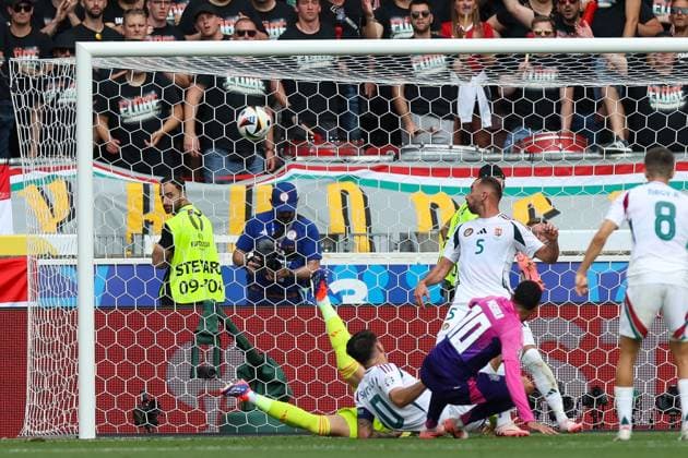Jamal Musiala 10 (Deutschland) trifft das Tor zum 1:0, Deutschland vs. Ungarn, Fussball, UEFA EURO, EM, Europameisterschaft,Fussball 2024, Gruppenphase, 2. Spieltag, 19.06.2024 Stuttgart Baden-Wuerttemberg Deutschland
