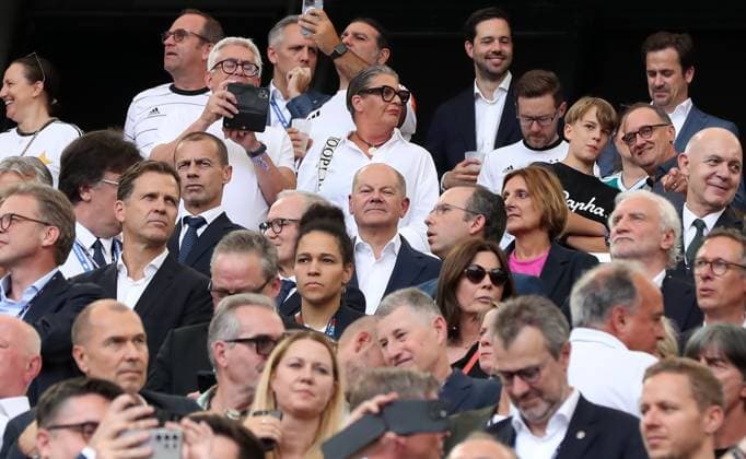 in der Mitte Bundeskanzler Olaf Scholz, li. Aleksander Ceferin Fußball Fussball Europameisterschaft Euro 2024 EM Herren Saison 2023 2024 19.06.2024 Deutschland GER vs. Ungarn HUN in Stuttgart DFL regulations prohibit any use of photographs as image sequences and or quasi-video.