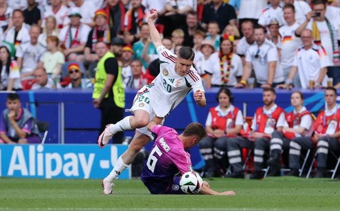 Roland Sallai, Joshua Kimmich Zweikampf Spielszene Aktion Fußball Fussball Europameisterschaft Euro 2024 EM Herren Saison 2023 2024 19.06.2024 Deutschland GER vs. Ungarn HUN in Stuttgart DFL regulations prohibit any use of photographs as image sequences and or quasi-video.