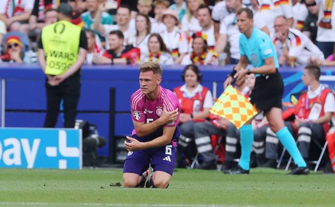 Joshua Kimmich angeschlagen nach Zweikampf Fußball Fussball Europameisterschaft Euro 2024 EM Herren Saison 2023 2024 19.06.2024 Deutschland GER vs. Ungarn HUN in Stuttgart DFL regulations prohibit any use of photographs as image sequences and or quasi-video.