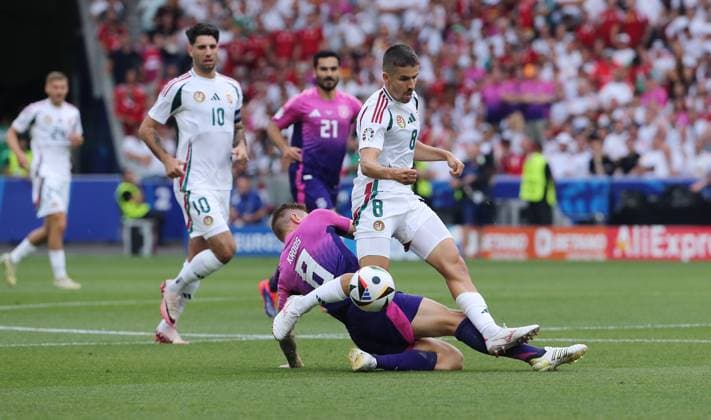 Toni Kroos, Adam Nagy Zweikampf Spielszene Aktion Fußball Fussball Europameisterschaft Euro 2024 EM Herren Saison 2023 2024 19.06.2024 Deutschland GER vs. Ungarn HUN in Stuttgart DFL regulations prohibit any use of photographs as image sequences and or quasi-video.