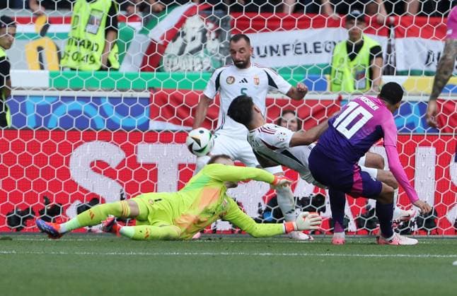 Jamal Musiala erzielt das Tor zum 1:0 gegen Torwart Peter Gulacsi Fußball Fussball Europameisterschaft Euro 2024 EM Herren Saison 2023 2024 19.06.2024 Deutschland GER vs. Ungarn HUN in Stuttgart DFL regulations prohibit any use of photographs as image sequences and or quasi-video.
