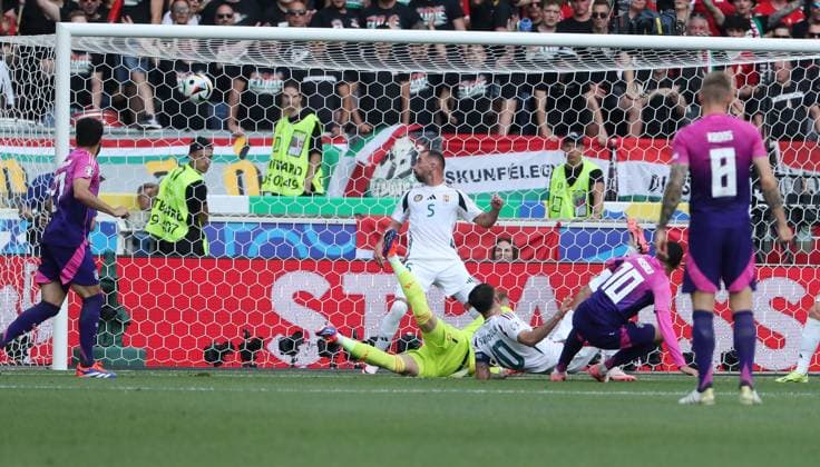 Jamal Musiala erzielt das Tor zum 1:0 gegen Torwart Peter Gulacsi Fußball Fussball Europameisterschaft Euro 2024 EM Herren Saison 2023 2024 19.06.2024 Deutschland GER vs. Ungarn HUN in Stuttgart DFL regulations prohibit any use of photographs as image sequences and or quasi-video.